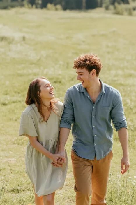 outdoor couple poses – 3 outdoor couple poses that look effortless & natural.