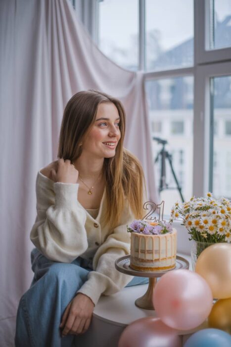 at home 21st birthday photoshoot with DIY backdrop balloons and cake